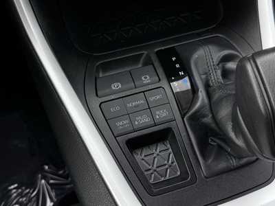 2022 Toyota RAV4, $28798. Photo 10
