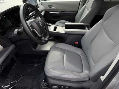 2023 Toyota Sienna, $42999. Photo 4