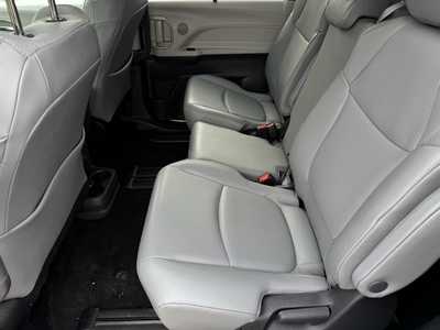 2023 Toyota Sienna, $42999. Photo 6