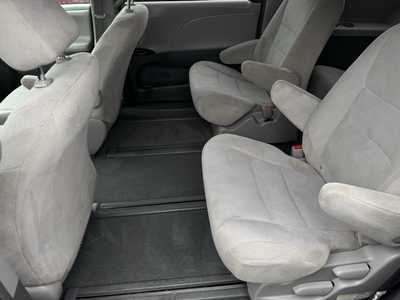 2019 Toyota Sienna, $28499. Photo 4