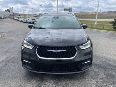 2021 Chrysler Pacifica, $23999. Photo 2