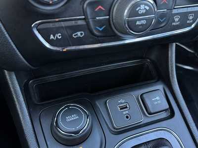 2019 Jeep Cherokee, $18999. Photo 9