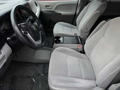 2017 Toyota Sienna, $22000. Photo 4