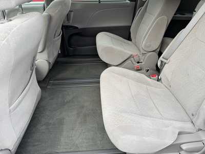2017 Toyota Sienna, $22000. Photo 5