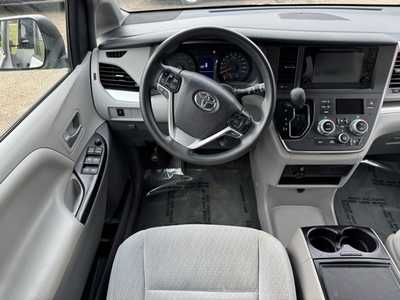 2017 Toyota Sienna, $22000. Photo 7