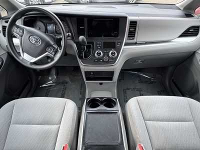 2017 Toyota Sienna, $22000. Photo 8