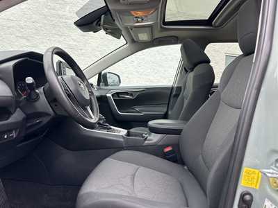 2021 Toyota RAV4, $30000. Photo 5
