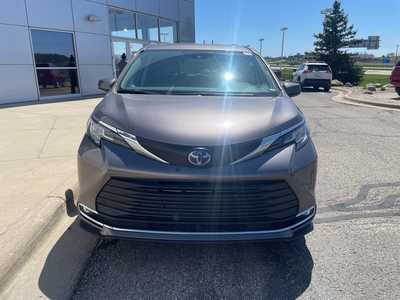2023 Toyota Sienna, $43800. Photo 2