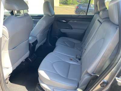 2020 Toyota Highlander, $37000. Photo 11
