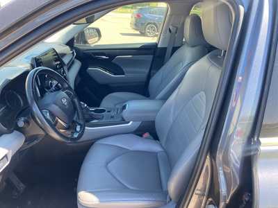 2020 Toyota Highlander, $37000. Photo 9