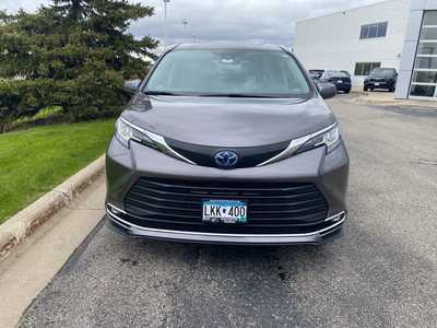 2023 Toyota Sienna, $50500. Photo 2