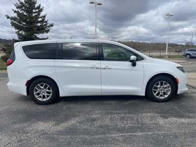2022 Chrysler Voyager, $22499. Photo 8
