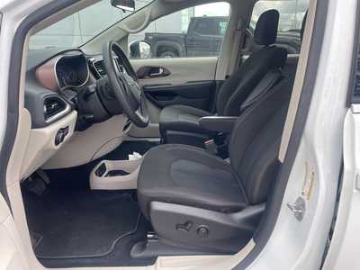 2022 Chrysler Voyager, $22499. Photo 9
