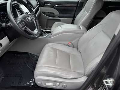 2014 Toyota Highlander, $21199. Photo 5