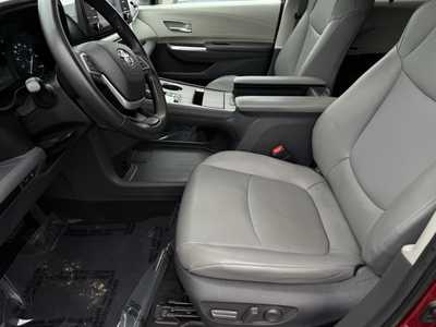 2021 Toyota Sienna, $27499. Photo 3