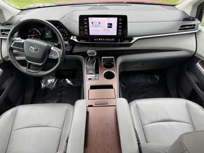 2021 Toyota Sienna, $27499. Photo 9