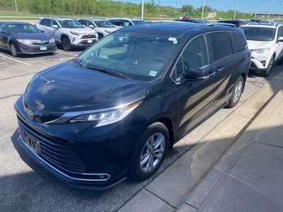 2022 Toyota Sienna, $49500. Photo 3