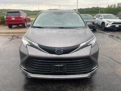 2023 Toyota Sienna, $42500. Photo 2