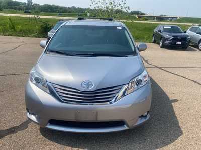 2017 Toyota Sienna, $23500. Photo 2
