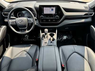 2022 Toyota Highlander, $37999. Photo 10