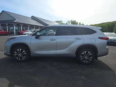 2022 Toyota Highlander, $38500. Photo 2