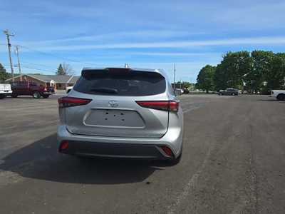 2022 Toyota Highlander, $38500. Photo 3