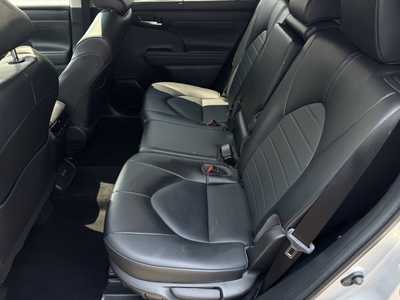 2022 Toyota Highlander, $37999. Photo 6