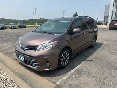2019 Toyota Sienna, $28000. Photo 2