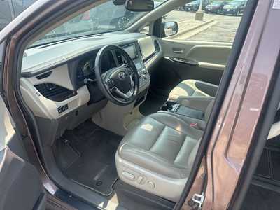 2019 Toyota Sienna, $28000. Photo 4