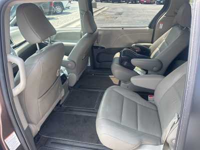 2019 Toyota Sienna, $28000. Photo 5