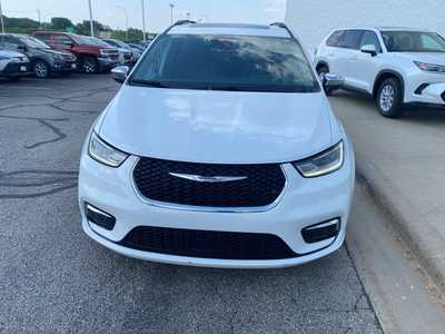 2023 Chrysler Pacifica, $31500. Photo 2
