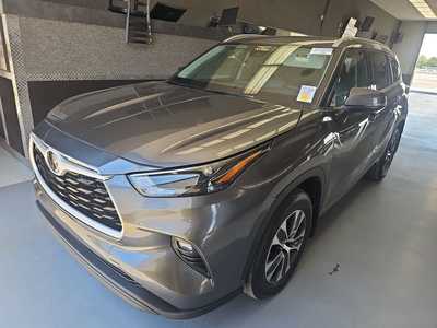 2022 Toyota Highlander, $43000. Photo 2