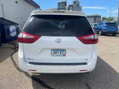 2017 Toyota Sienna, $20000. Photo 2