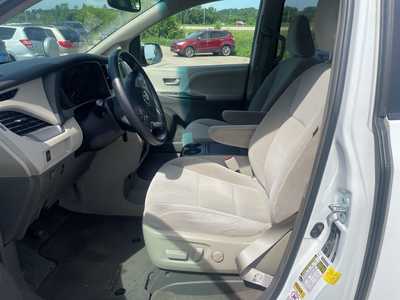 2017 Toyota Sienna, $20000. Photo 3