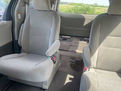 2017 Toyota Sienna, $20000. Photo 4