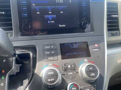 2017 Toyota Sienna, $20000. Photo 5