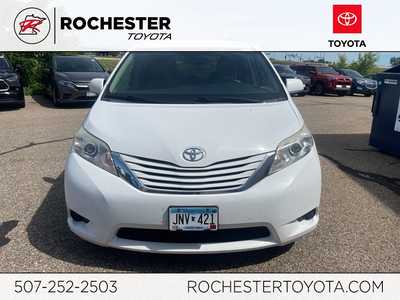 2017 Toyota Sienna, $20000. Photo 1