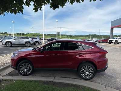 2021 Toyota Venza, $31500. Photo 2