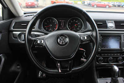 2016 Volkswagen Passat, $12499. Photo 11