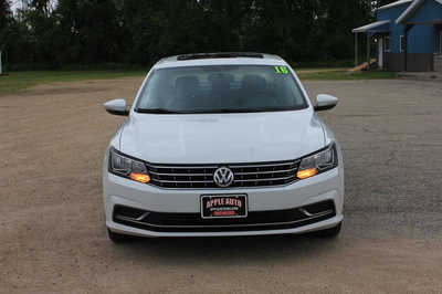 2016 Volkswagen Passat, $12499. Photo 3