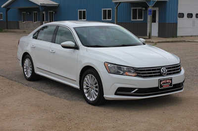 2016 Volkswagen Passat, $12499. Photo 4