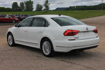 2016 Volkswagen Passat, $12499. Photo 8