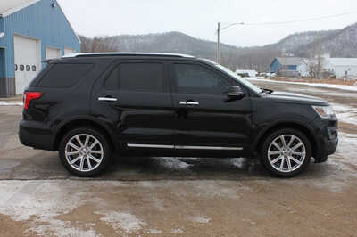 2016 Ford Explorer, $13499. Photo 5