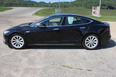 2016 Tesla Model S, $15999. Photo 8