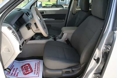 2009 Ford Escape, $12995. Photo 4