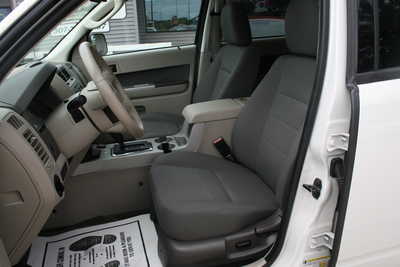 2009 Ford Escape, $9995. Photo 5