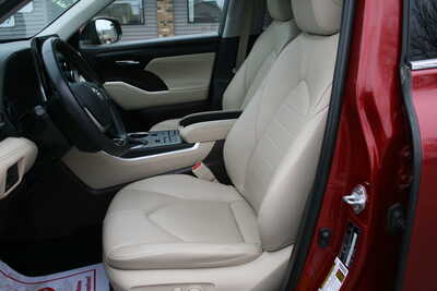 2020 Toyota Highlander, $29995. Photo 5