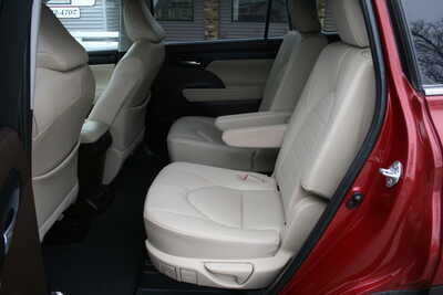 2020 Toyota Highlander, $29995. Photo 6