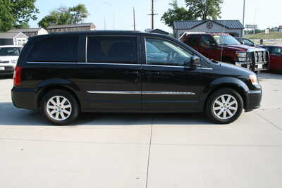 2015 Chrysler Town & Country, $10995. Photo 2