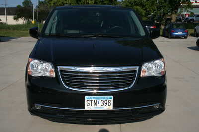 2015 Chrysler Town & Country, $10995. Photo 3